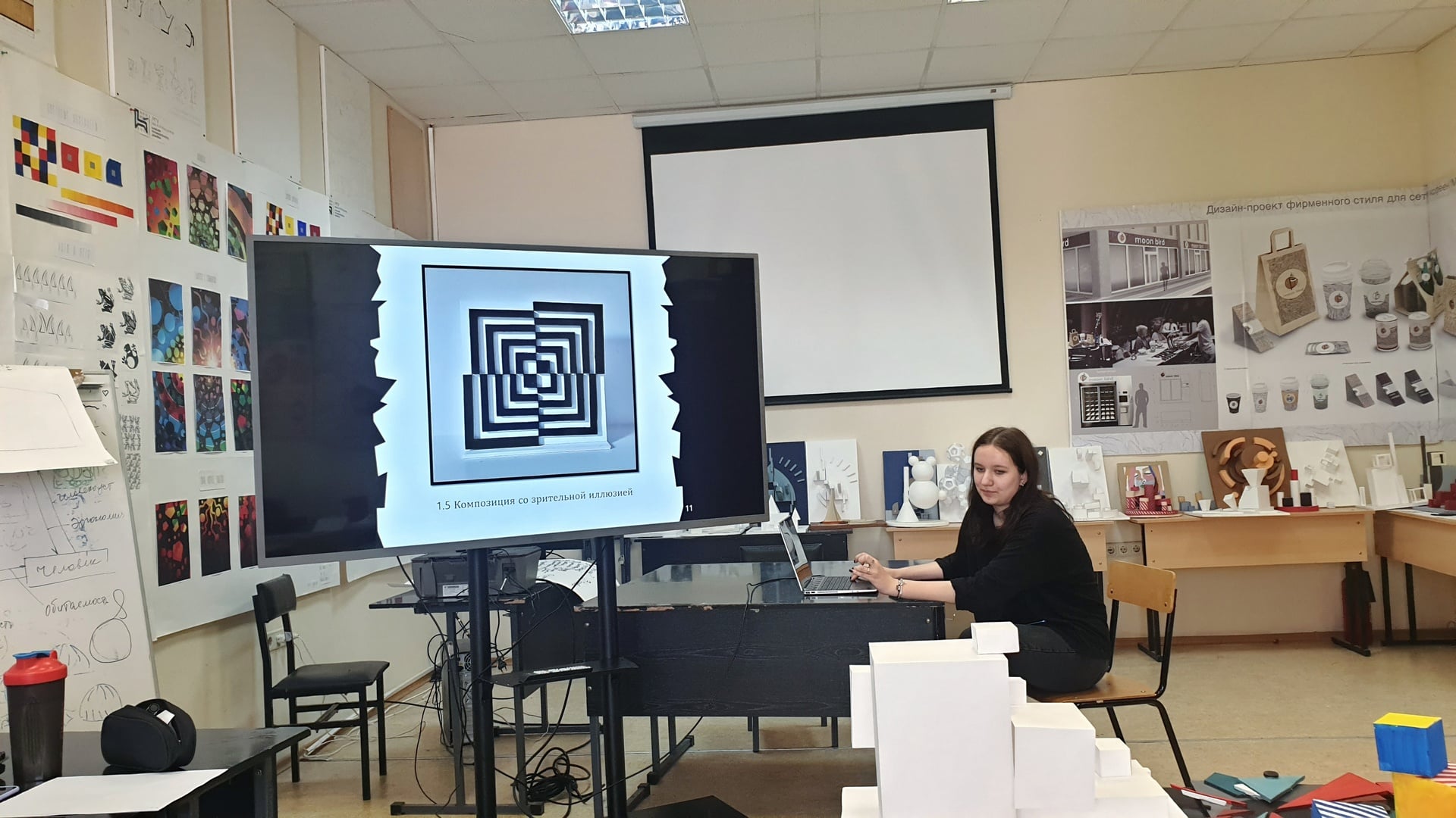 Разбор чёрно-белой геометрической композиции с эффектом спирали